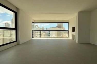 Apartamento &agrave; venda - 137m&sup2; - Meia Praia