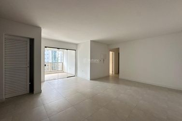 Apartamento &agrave; venda - 119m&sup2; - Meia Praia