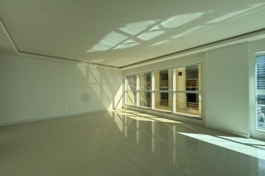 Apartamento &agrave; venda - 180m&sup2; - Meia Praia