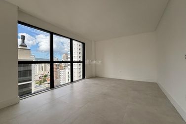 Apartamento &agrave; venda - 132m&sup2; - Meia Praia