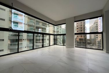 Apartamento &agrave; venda - 125m&sup2; - Meia Praia