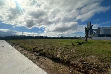 Terreno &agrave; venda - 3602m&sup2; - Jardim Dourado