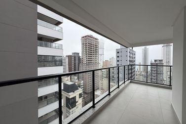 Apartamento &agrave; venda - 136m&sup2; - Meia Praia
