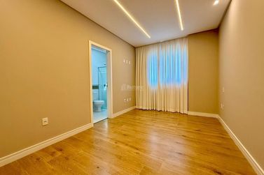 Apartamento &agrave; venda - 135m&sup2; - Meia Praia
