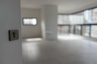 Apartamento &agrave; venda - 132m&sup2; - Meia Praia