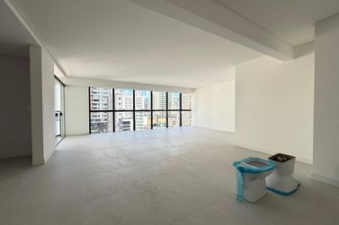 Apartamento &agrave; venda - 140m&sup2; - Meia Praia