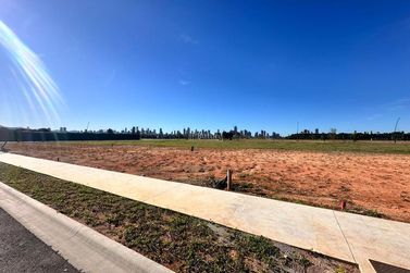 Terreno &agrave; venda - 401m&sup2; - Jardim Dourado