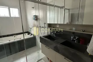 Apartamento &agrave; venda - 133m&sup2; - Meia Praia