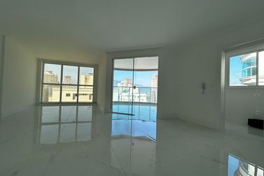Apartamento &agrave; venda - 133m&sup2; - Meia Praia