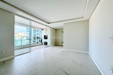 Apartamento &agrave; venda - 132m&sup2; - Meia Praia