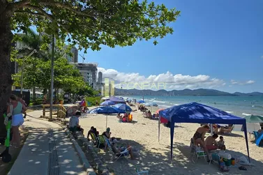 Apartamento &agrave; venda - 130m&sup2; - Meia Praia