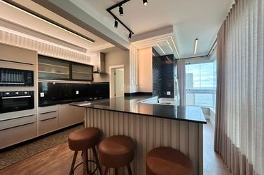 Apartamento &agrave; venda - 130m&sup2; - Meia Praia