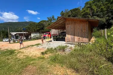 Ch&aacute;cara &agrave; venda - 60m&sup2; - Macacos
