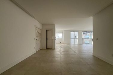 Apartamento &agrave; venda - 132m&sup2; - Meia Praia