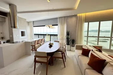 Apartamento &agrave; venda - 136m&sup2; - Meia Praia