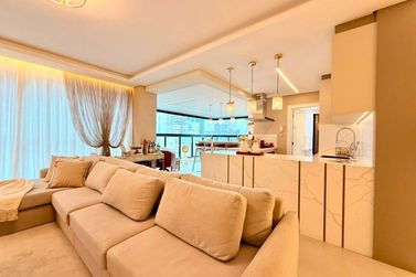 Apartamento &agrave; venda - 182m&sup2; - Meia Praia