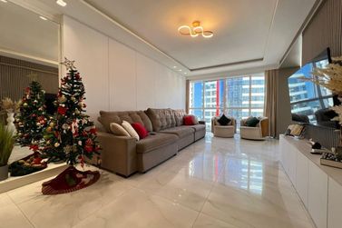 Apartamento &agrave; venda - 196m&sup2; - Meia Praia