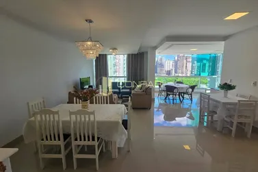 Apartamento &agrave; venda - 130m&sup2; - Meia Praia