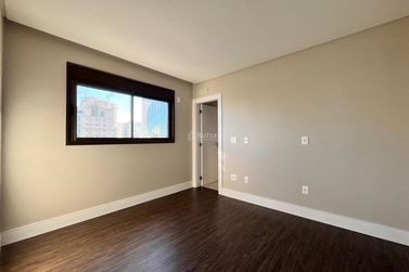 Apartamento &agrave; venda - 185m&sup2; - Centro