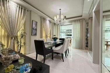 Apartamento &agrave; venda - 107m&sup2; - Meia Praia