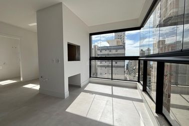 Apartamento &agrave; venda - 132m&sup2; - Meia Praia