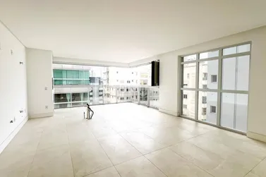 Apartamento &agrave; venda - 164m&sup2; - Meia Praia