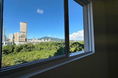 Apartamento &agrave; venda - 151m&sup2; - Meia Praia