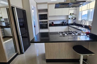 Apartamento &agrave; venda - 246m&sup2; - Meia Praia