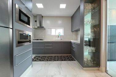Apartamento &agrave; venda - 142m&sup2; - Meia Praia