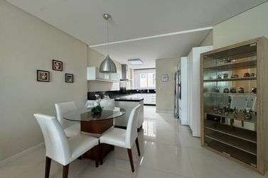 Apartamento &agrave; venda - 180m&sup2; - Meia Praia