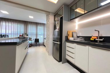 Apartamento &agrave; venda - 123m&sup2; - Meia Praia