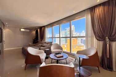 Apartamento &agrave; venda - 148m&sup2; - Meia Praia