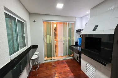 Sobrado &agrave; venda - 110m&sup2; - Meia Praia
