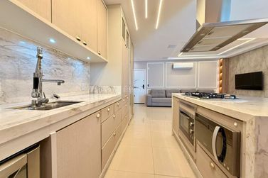 Apartamento &agrave; venda - 135m&sup2; - Meia Praia