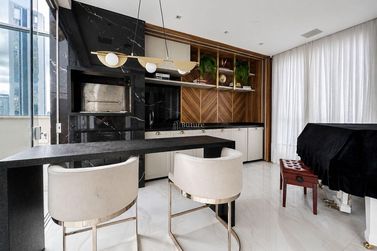Apartamento &agrave; venda - 220m&sup2; - Centro