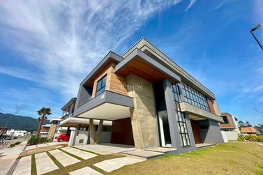 Casa &agrave; venda - 354m&sup2; - 