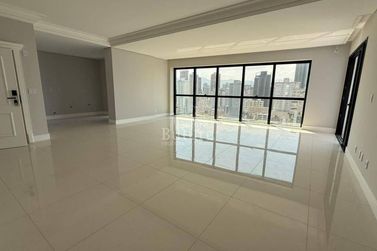 Apartamento &agrave; venda - 140m&sup2; - Meia Praia