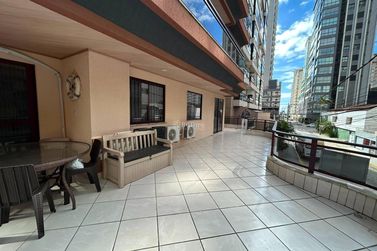 Apartamento &agrave; venda - 147m&sup2; - Meia Praia