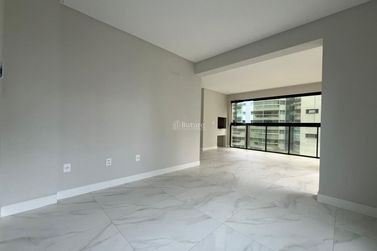 Apartamento &agrave; venda - 125m&sup2; - Meia Praia