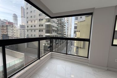 Apartamento &agrave; venda - 102m&sup2; - Meia Praia