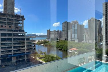 Apartamento &agrave; venda - 132m&sup2; - Meia Praia