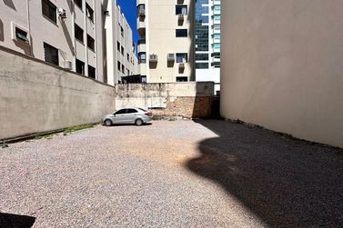 Terreno &agrave; venda - 252m&sup2; - Meia Praia
