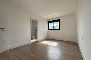 Apartamento &agrave; venda - 132m&sup2; - Meia Praia