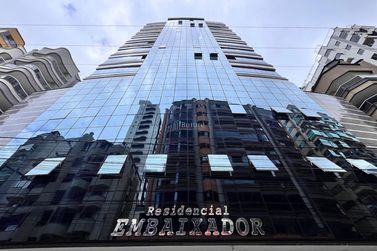 Apartamento &agrave; venda - 142m&sup2; - Meia Praia