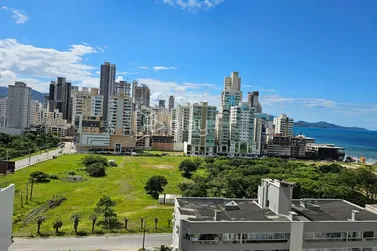 Apartamento &agrave; venda - 127m&sup2; - Meia Praia