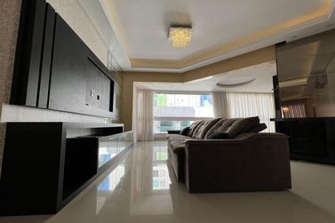 Apartamento &agrave; venda - 178m&sup2; - Meia Praia