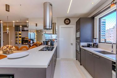 Apartamento &agrave; venda - 200m&sup2; - Meia Praia