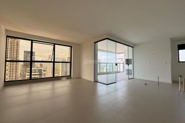 Apartamento &agrave; venda - 130m&sup2; - Meia Praia