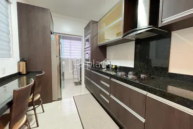 Apartamento &agrave; venda - 130m&sup2; - Meia Praia