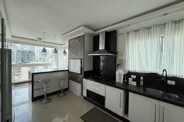 Apartamento &agrave; venda - 120m&sup2; - Meia Praia